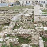 A dominare l�area c�� per� la grande chiesa (27 per 15 metri) del XII secolo dedicata a San Pietro Maggiore. Dell�edificio oggi � visibile parte della facciata e dell�aula centrale. Se la prima presenta due lesene ai lati del portale principale...